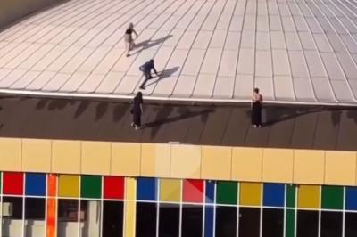 В Рязани компания молодых людей забралась на крышу цирка